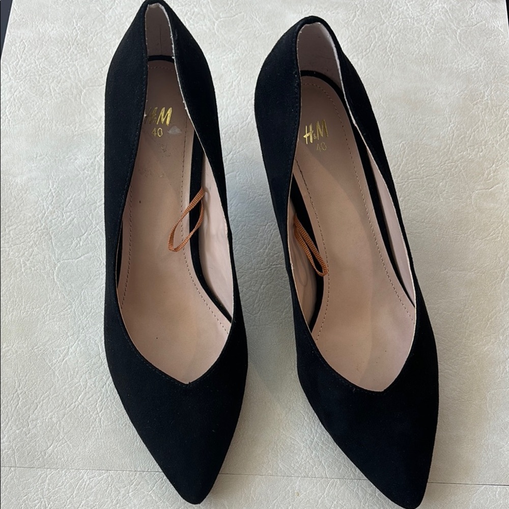 Women’s Size 8.5 H&M Black faux Suede Pointed-Toe Heels